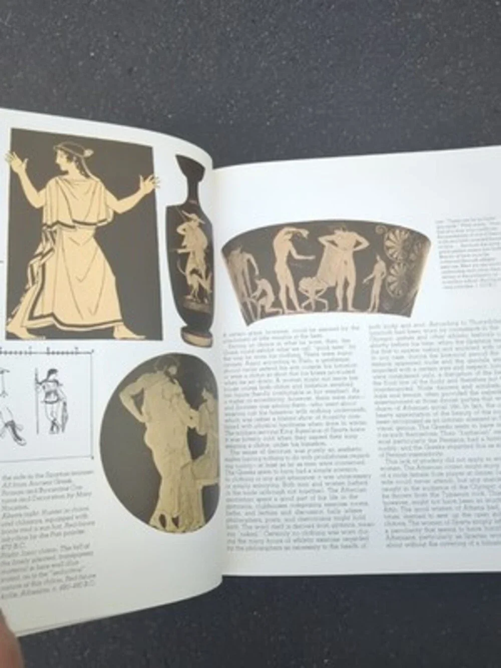 Fashion the Mirror of History by Michael Batterberry and Ariane Batterberry...